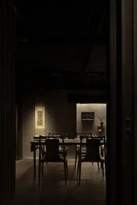 工業風餐廳，搭配金屬餐椅與皮革椅面