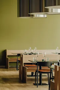 現代餐廳室內配有金屬燈飾與木製桌椅。