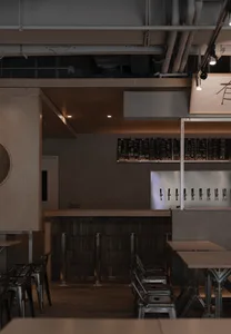 現代酒吧室內空間，設有金屬吧台與極簡設計。