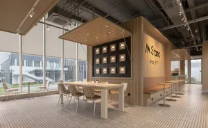 現代工業風格的餐廳室內，設有長餐桌和椅子。