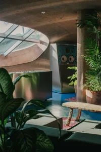Modern living room with industrial design elements and concrete surfaces.