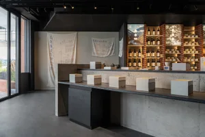 零售店面採用混凝土、木料、金屬與玻璃材質。