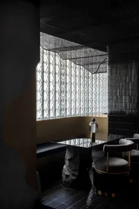 現代工業風餐廳，融入金屬、玻璃與混凝土元素。