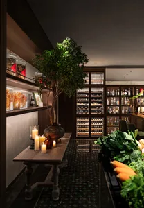 一張現代酒吧室內的照片，展示帶有蠟燭與樹木的吧台。