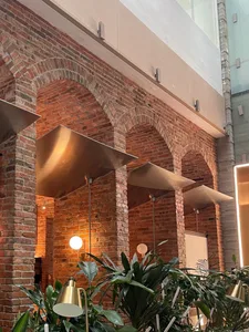 工業風格大廳，露出磚拱與金屬燈具。