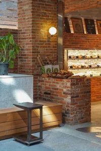 一間零售麵包店採用復古設計，搭配磚牆與混凝土吧台。