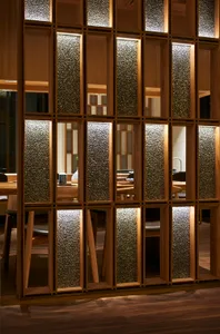 現代餐廳室內，展示木質牆面與窗戶。