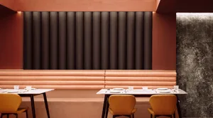 現代餐廳室內，採用混凝土與皮革材質。