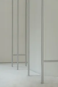 極簡建築搭配金屬梁柱與白牆