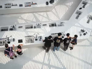 參觀者正在觀看展覽中的無人機與控制器