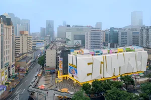 俯瞰都市景觀，呈現各式建築與街道，融合多種建築材質。