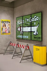 現代零售店面展示大型彩色狗隻圖形，搭配文字介紹 GogoGo 潮流購物空間