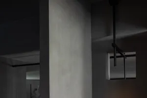 極簡室內空間，融入混凝土元素。