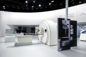 一台現代 MRI 掃描儀，擁有流線型白色外觀與金屬細節。
