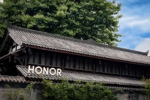 A traditional-style architecture featuring a tiled roof with a sign reading 'HONOR'.