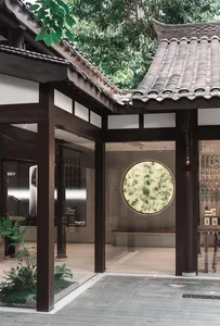 傳統店面擁有玻璃牆與木樑，展示圓形窗戶上的竹子圖案。