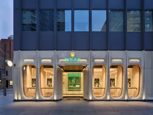 以玻璃、鋁材與混凝土打造的現代店面外觀。