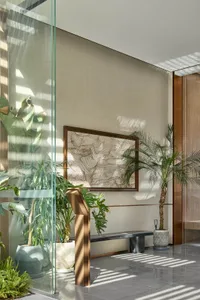 Modern interior design featuring concrete and copper finishes in a contemporary space.