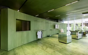 極簡服飾店，綠色牆面搭配金屬點綴