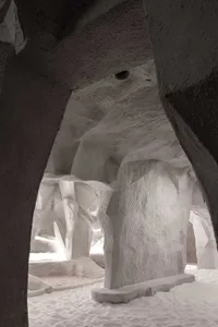 極簡室內空間，將天然岩石造景融入設計之中。