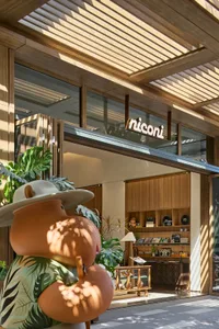 Large wooden storefront with a sign reading 'niconi'.