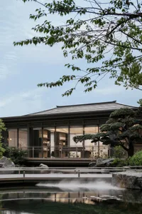 現代極簡住宅外觀，搭配玻璃屋頂與鋼材景觀元素。