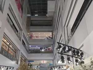 現代購物中心室內，採用金屬飾面與玻璃元素。