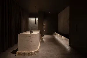 極簡水療室內，以石材與混凝土材質打造。