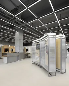 現代極簡零售店面，採用金屬框架與俐落工業設計