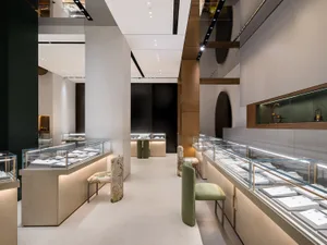 現代珠寶零售店，設有玻璃展示櫃與座位區。