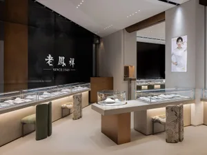 現代零售店以溫暖燈光展示玻璃展示櫃內的珠寶。