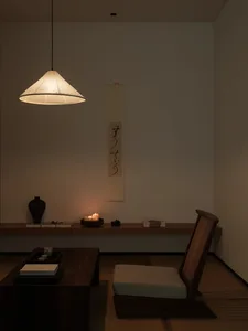 極簡客廳，木質地板、低矮木椅，以及從天花板懸掛的傳統和紙燈。