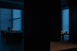 現代住宅空間，鋪設混凝土地板，搭配俐落當代家具。