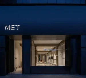 現代零售店面採用玻璃立面與極簡設計。