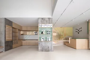 現代店面室內設計，採用混凝土、木質牆板與玻璃元素。