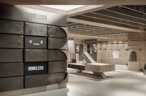 現代零售空間，具金屬牆面展示「Boneless」文字，以及「Thebox」與「Boneless」之中英雙語標誌，