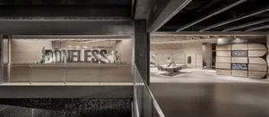 現代零售店面展示混凝土與玻璃材質。