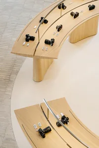 簡約零售空間內，木製展示桌陳列著相機。