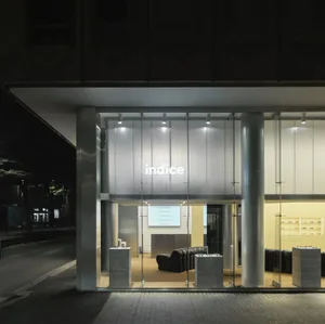 現代零售店面，玻璃立面搭配標誌寫著「indice」。