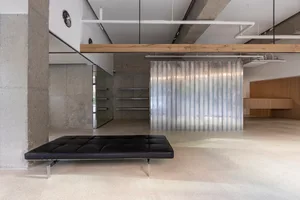 現代工業風辦公空間，擁有混凝土牆面、金屬元素與木質點綴。