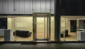 現代零售店面入口的室內視角，採用中性色調，展現俐落簡約的設計風格。