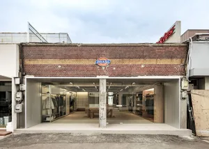 現代服裝店，磚牆立面、玻璃展示窗與混凝土室內