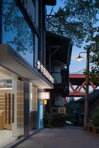 現代零售店面採用玻璃門面搭配藍色燈光