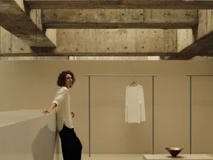 極簡服裝零售店，裸露混凝土牆面搭配白色混凝土地板。