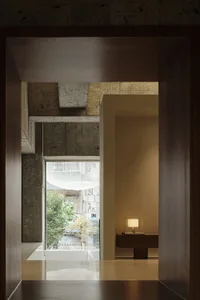 極簡室內空間，採用混凝土與木質材料，並搭配混凝土天花板。
