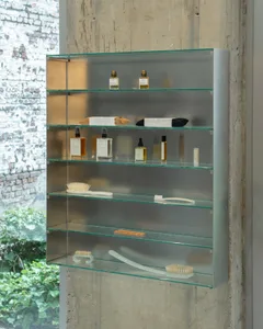 玻璃與金屬工業風置物架，展示各式產品，包括瓶子、刷具與牙刷。