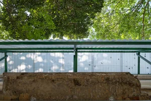 Metallic outdoor space with concrete elements