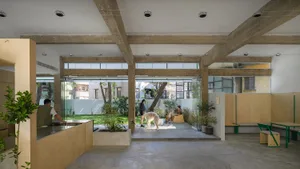 極簡住宅空間內部，呈現混凝土表面、綠意植栽與自然光線。