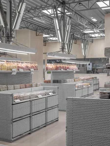 以金屬格柵展示食品商品的零售空間。