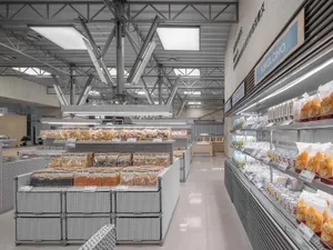 現代工業風超市，展示各種食品的金屬貨架單元。